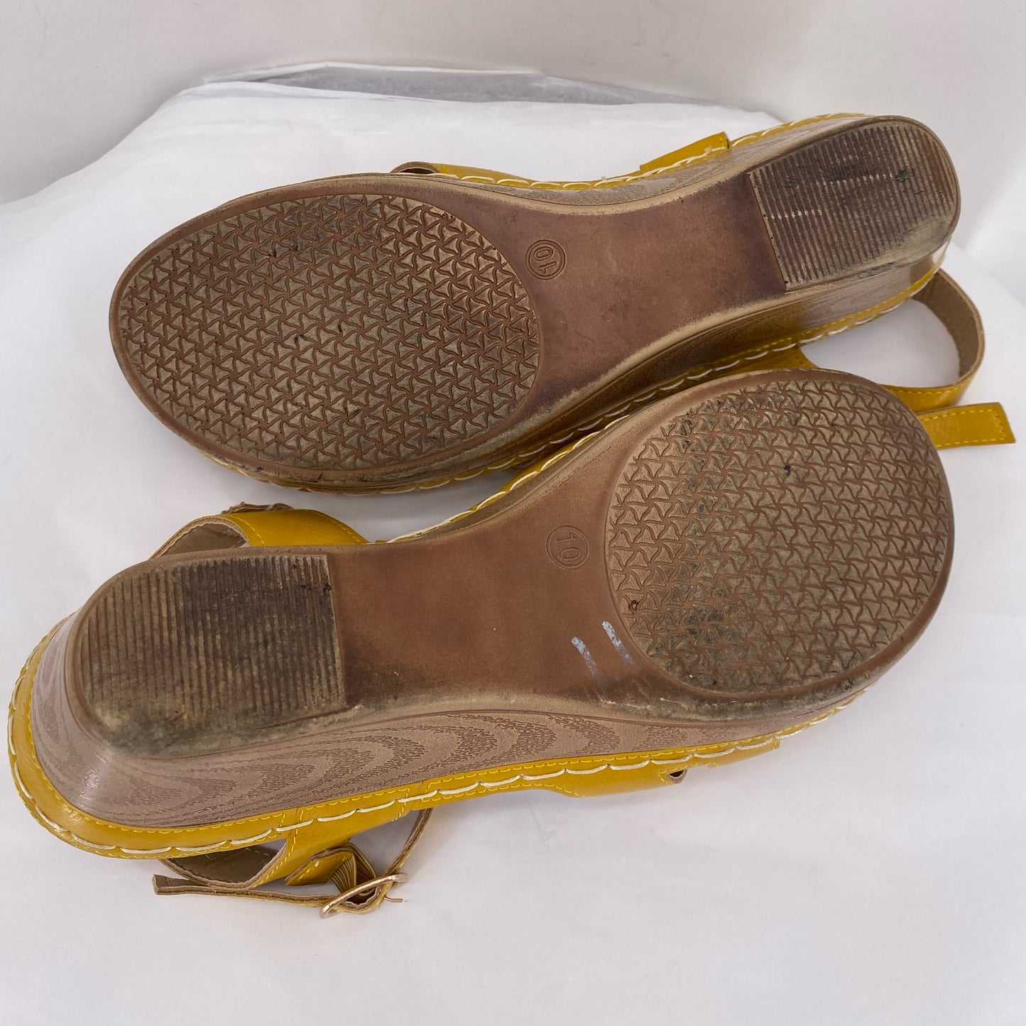 Yellow W Shoe Size 10 Sandals