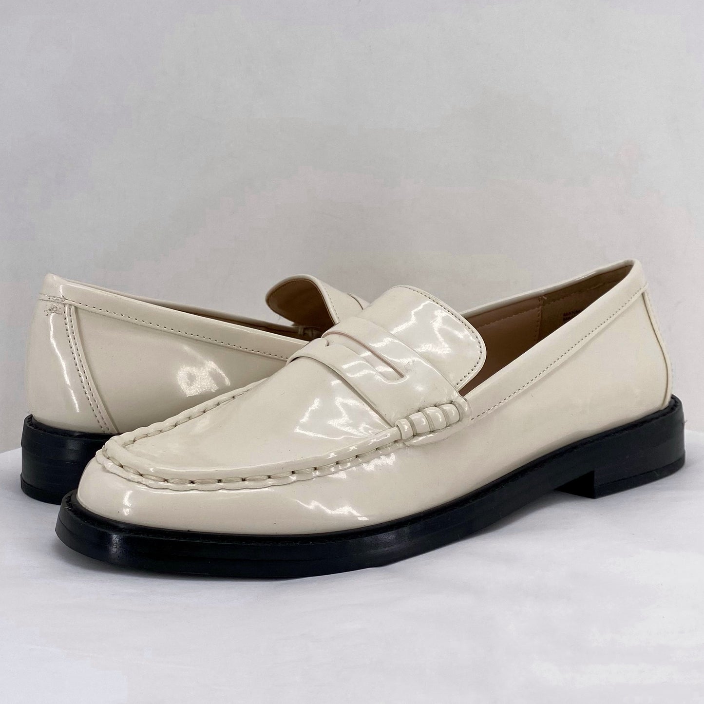 White W Shoe Size 9 LOFT Loafer
