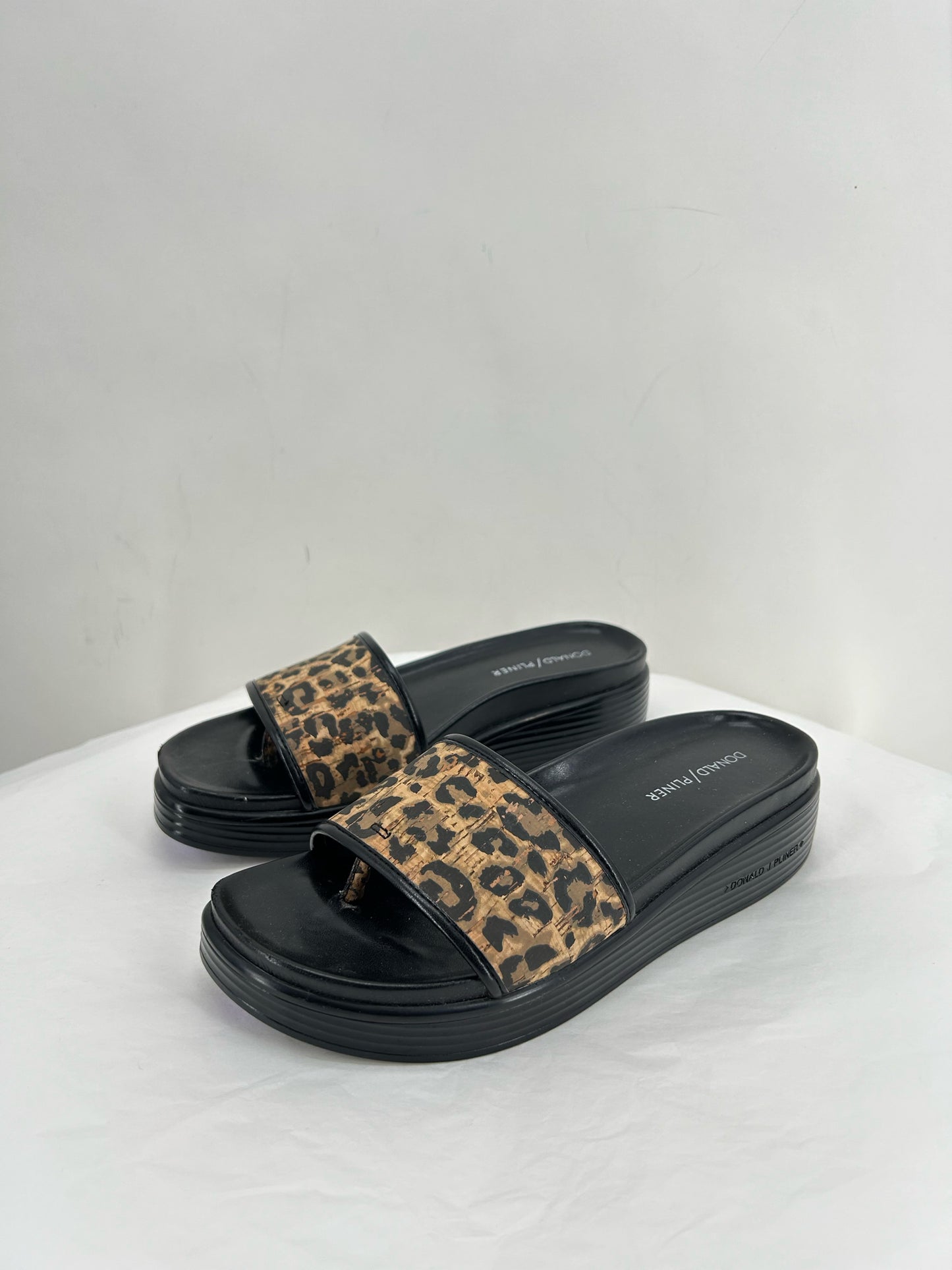 BLACK/TAN W Shoe Size 8 DONALD J PLINER Sandals