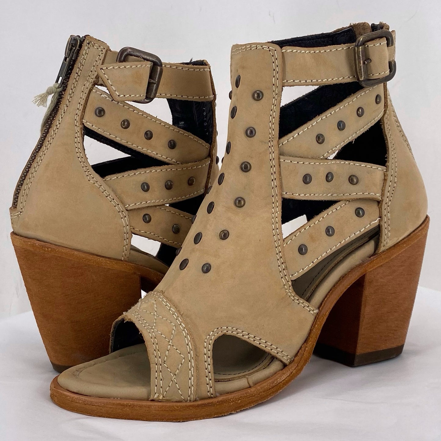 Beige W Shoe Size 7 Sandals