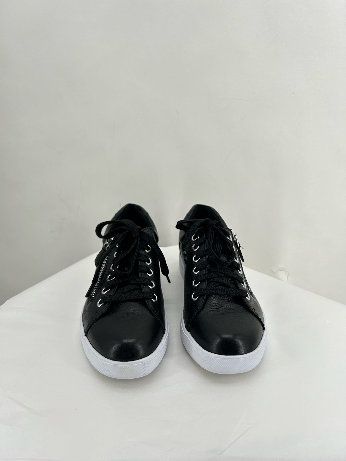 Black W Shoe Size 9 MUNRO Sneakers