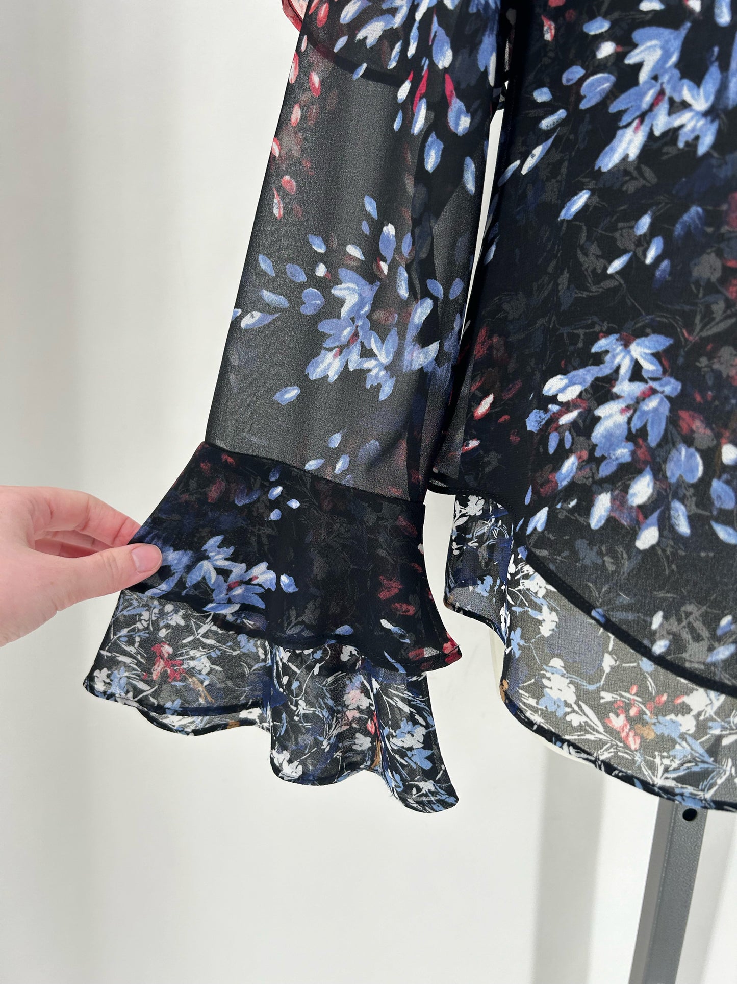 Size 4 WHITE HOUSE BLACK Floral Shirt