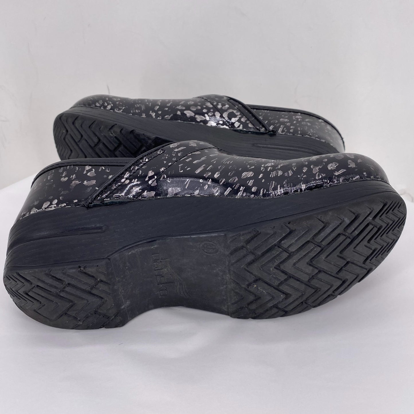 BLACK/SILVER W Shoe Size 36 DANSKO Clog