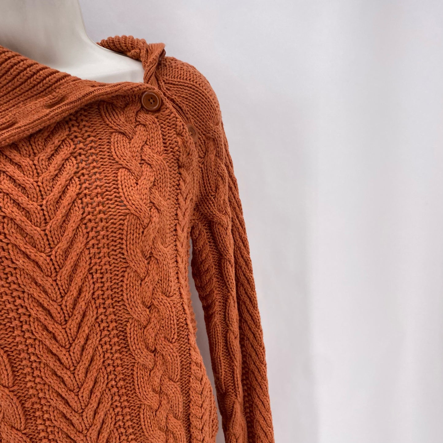 Size M MODA CABLE KNIT Sweater