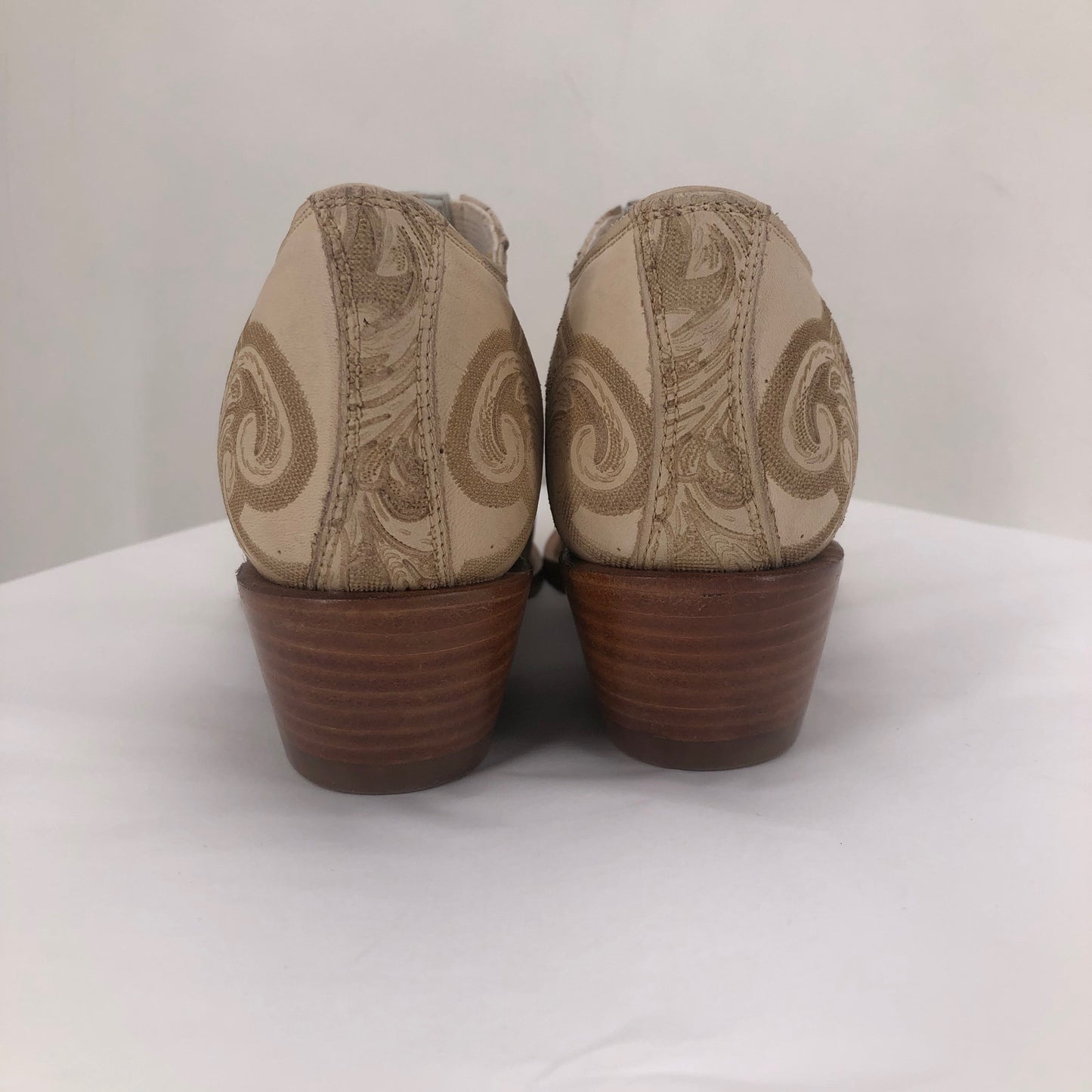 Cream W Shoe Size 6.5 CHARLIE HORSE shooties/booties