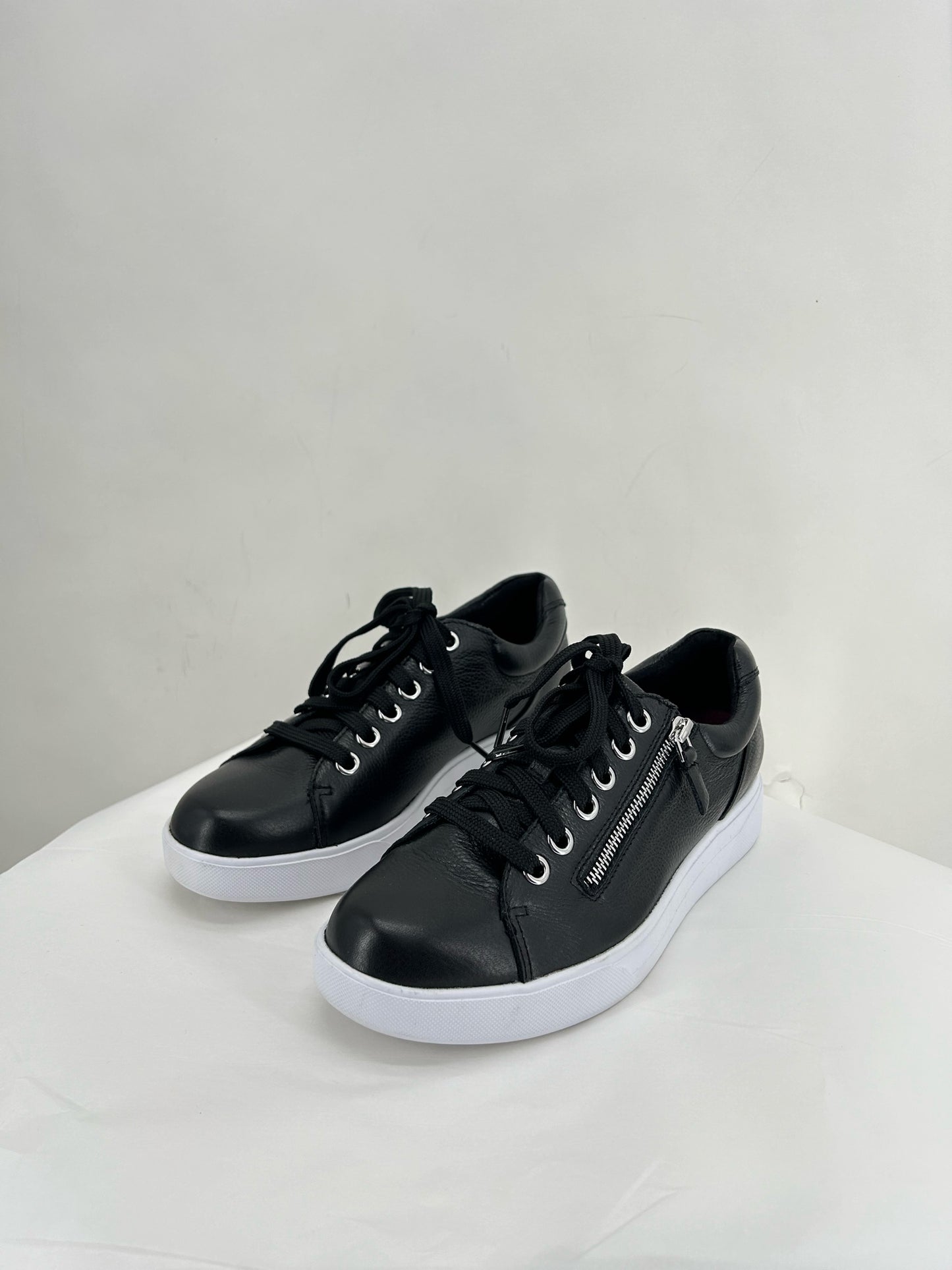 Black W Shoe Size 9 MUNRO Sneakers