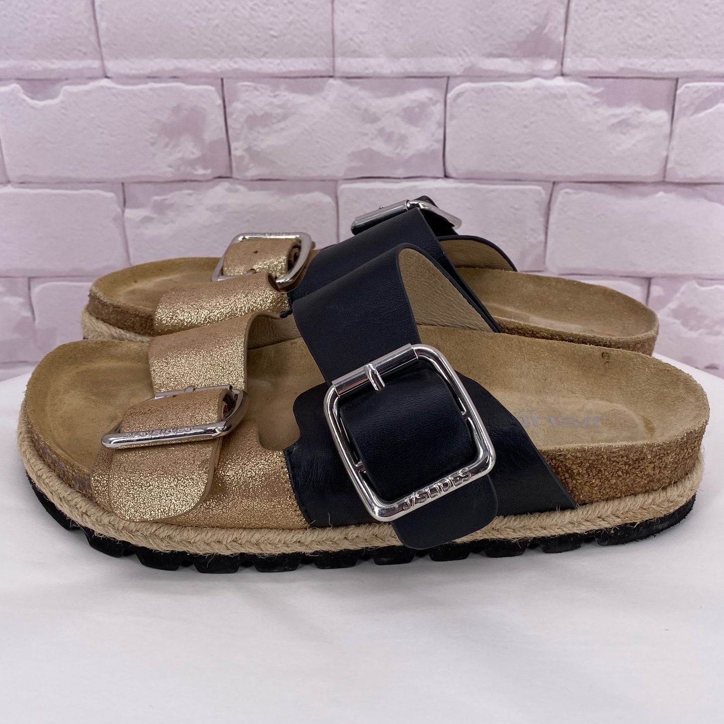 BLACK/GOLD W Shoe Size 7 Sandals