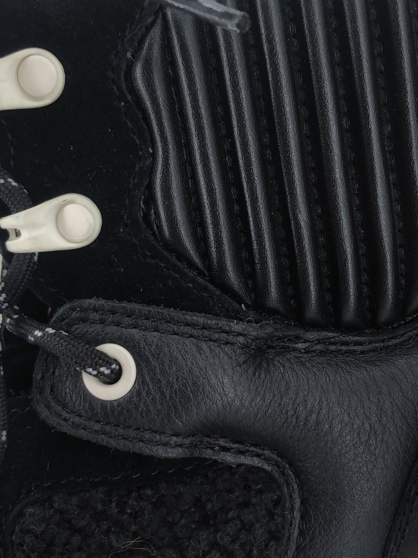 Black W Shoe Size 9.5 SOREL shooties/booties