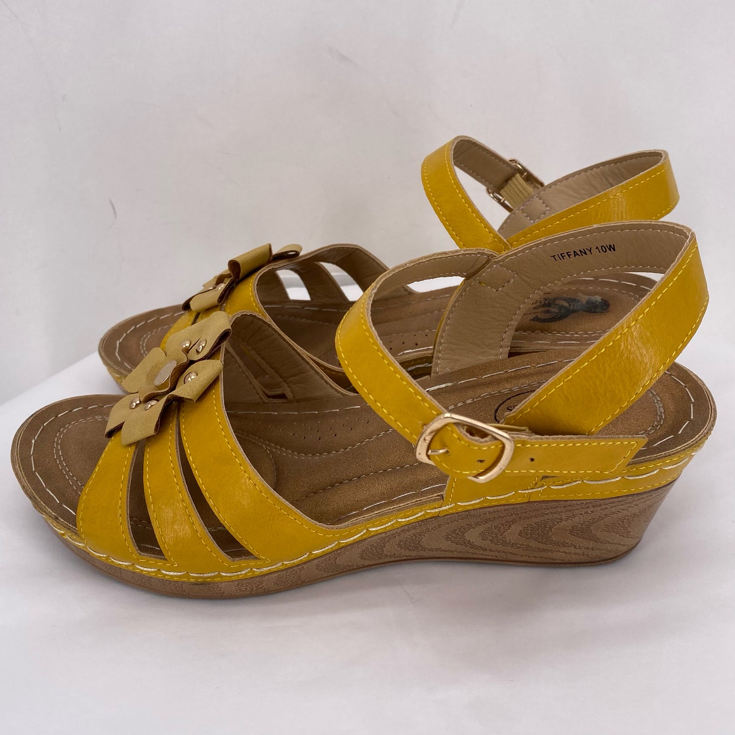 Yellow W Shoe Size 10 Sandals