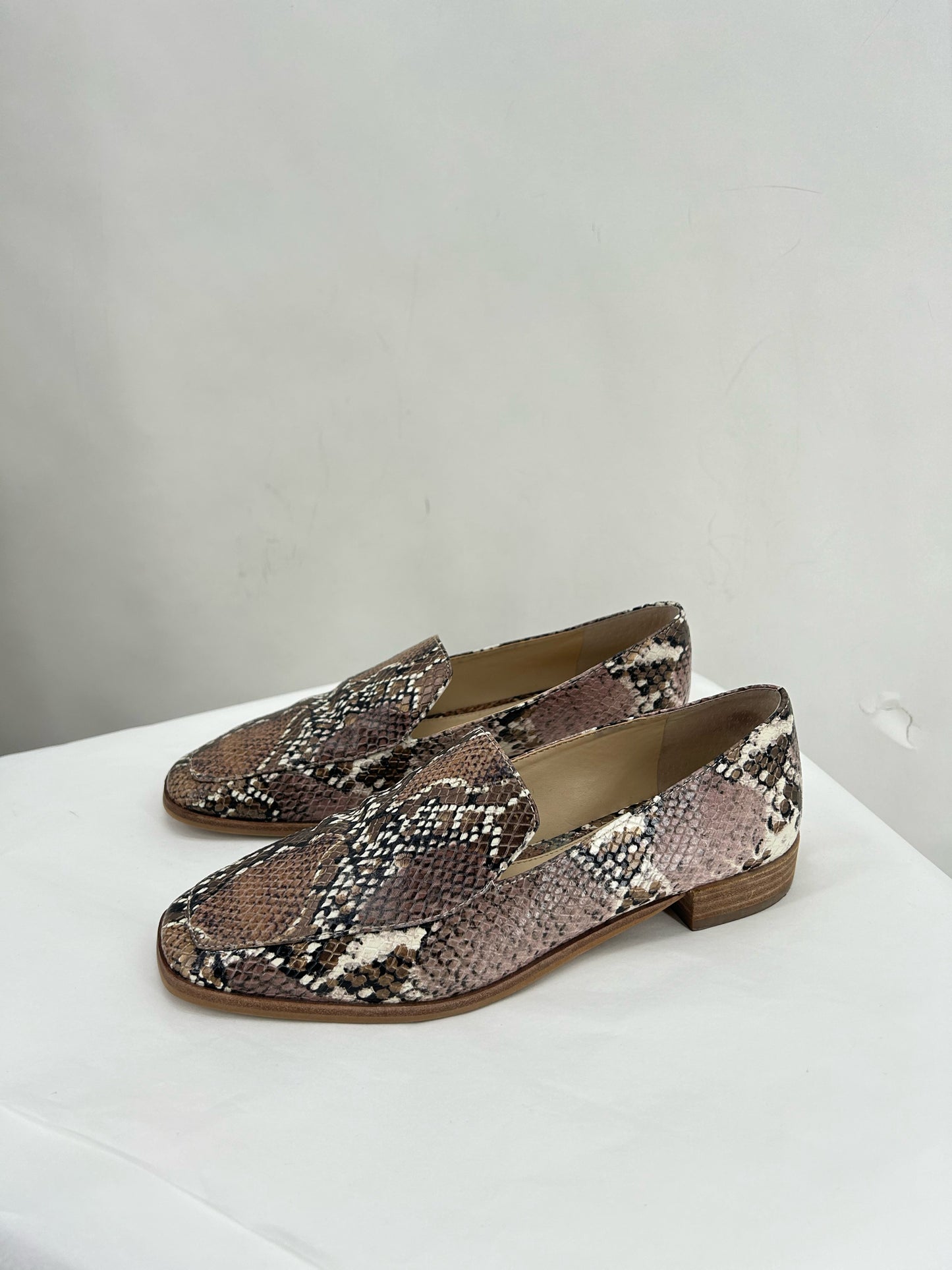 BROWN W Shoe Size 7 VINCE CAMUTO Loafer