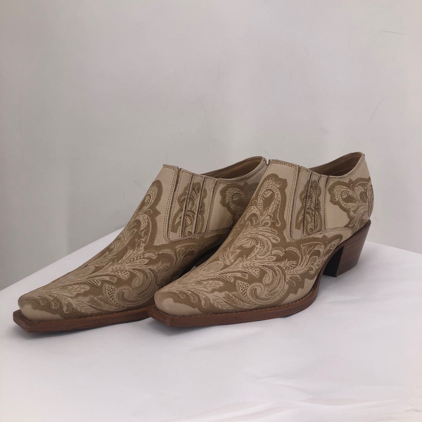 Cream W Shoe Size 6.5 CHARLIE HORSE shooties/booties