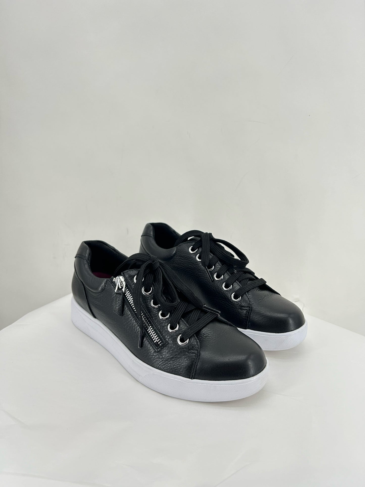 Black W Shoe Size 9 MUNRO Sneakers