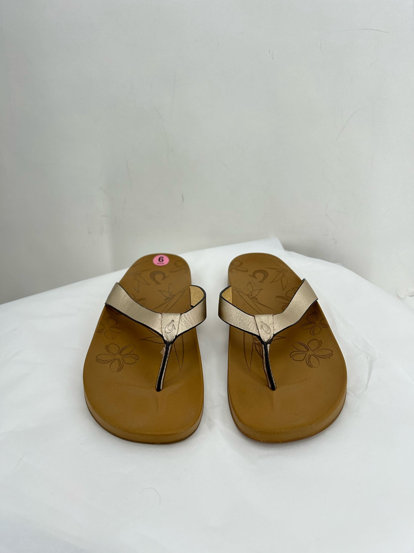 GOLD W Shoe Size 9 OLUKAI Sandals