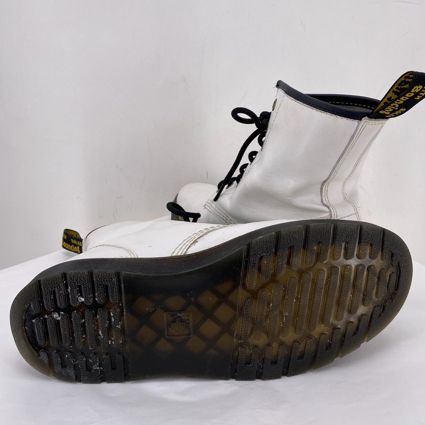 White W Shoe Size 7 DR. MARTENS Boots