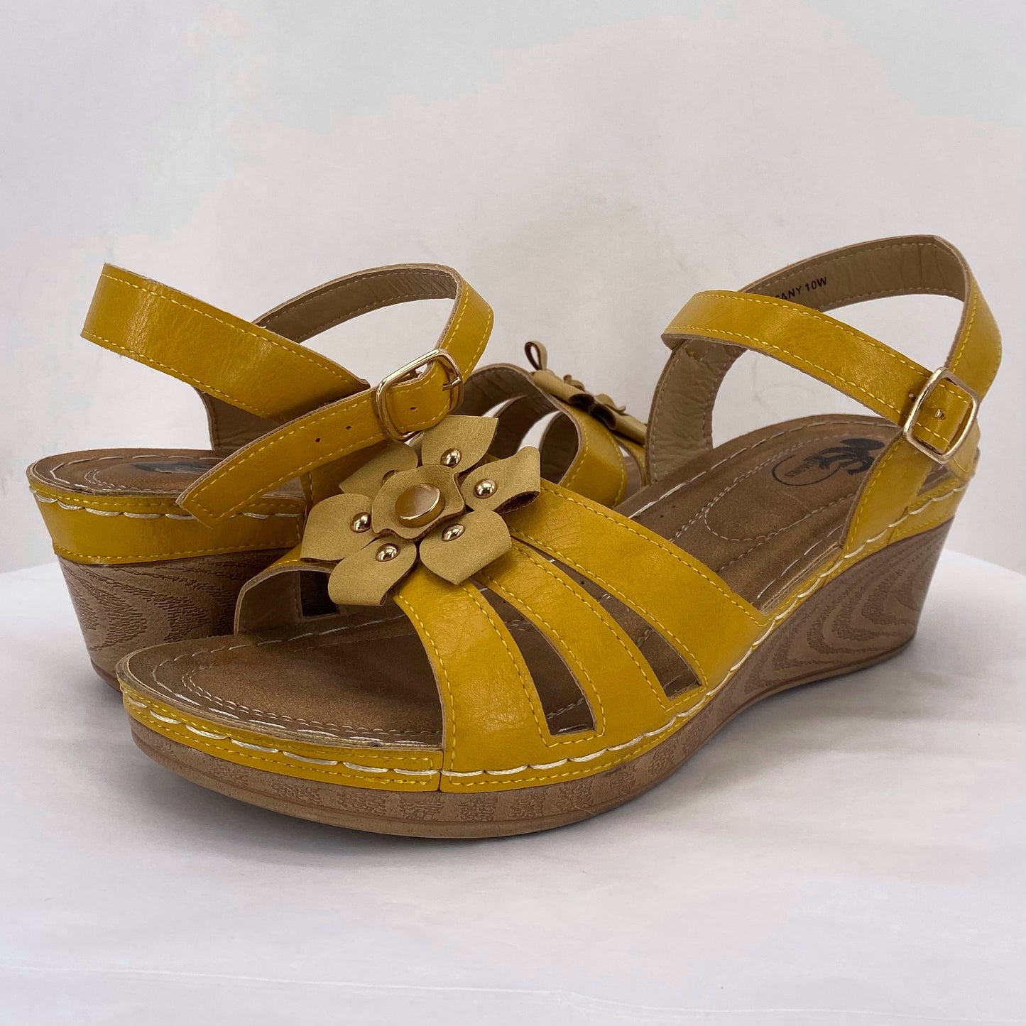Yellow W Shoe Size 10 Sandals