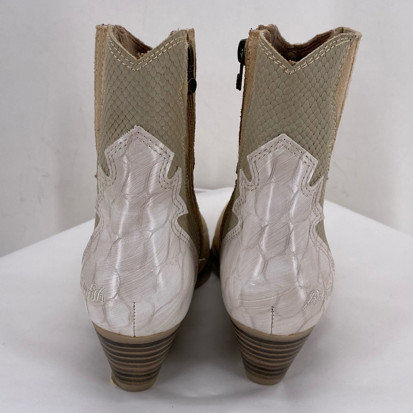 LT TAN W Shoe Size 6 BLOWFISH Boots