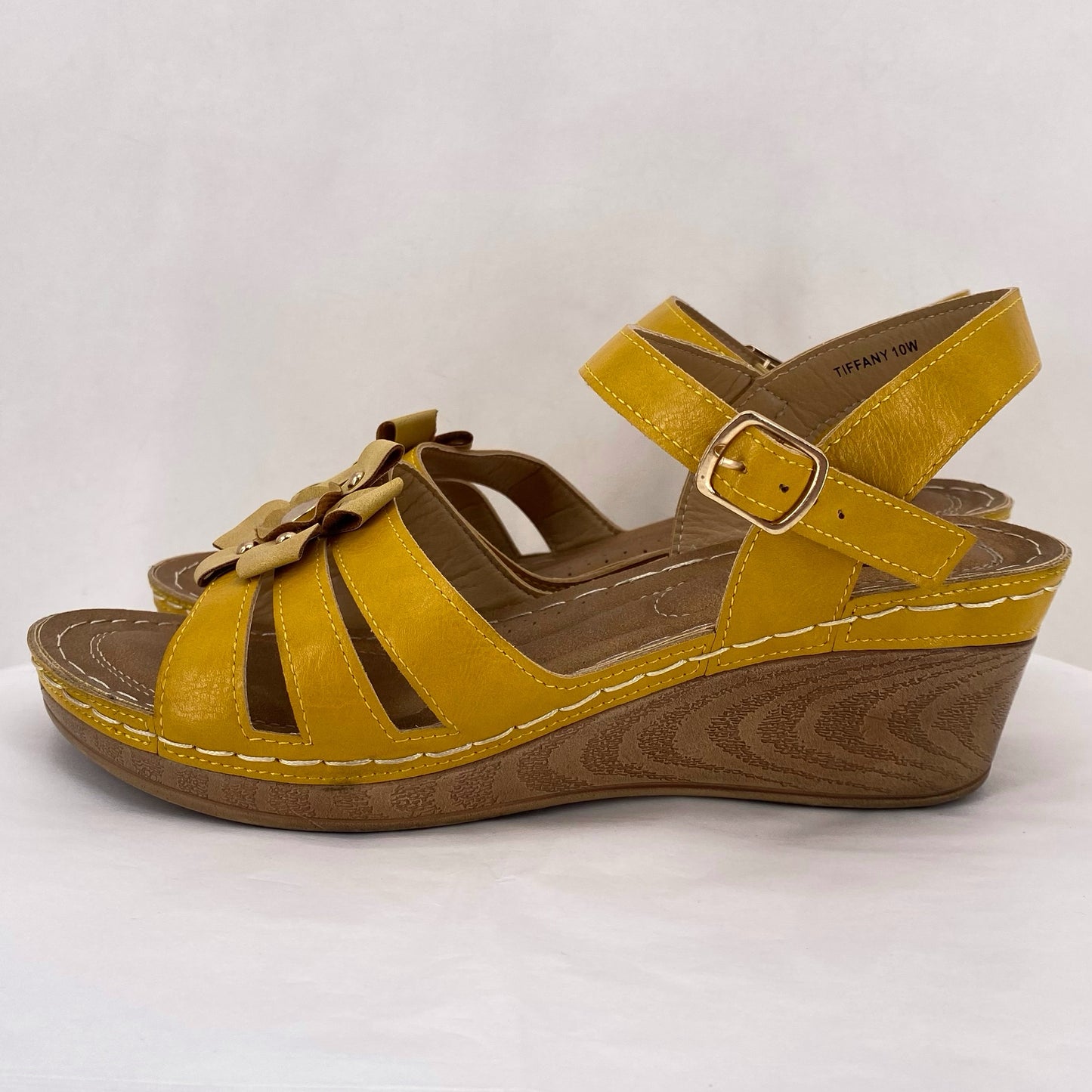 Yellow W Shoe Size 10 Sandals