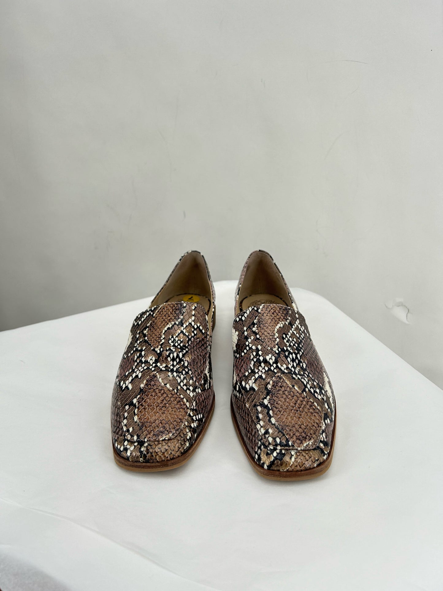BROWN W Shoe Size 7 VINCE CAMUTO Loafer