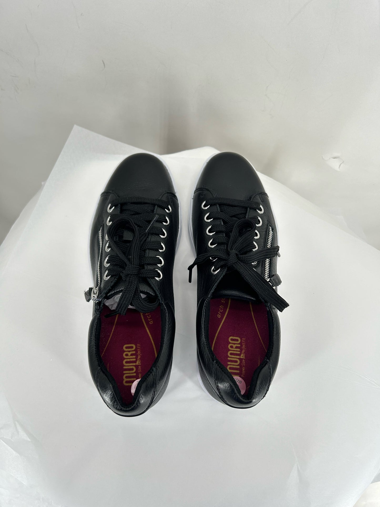 Black W Shoe Size 9 MUNRO Sneakers