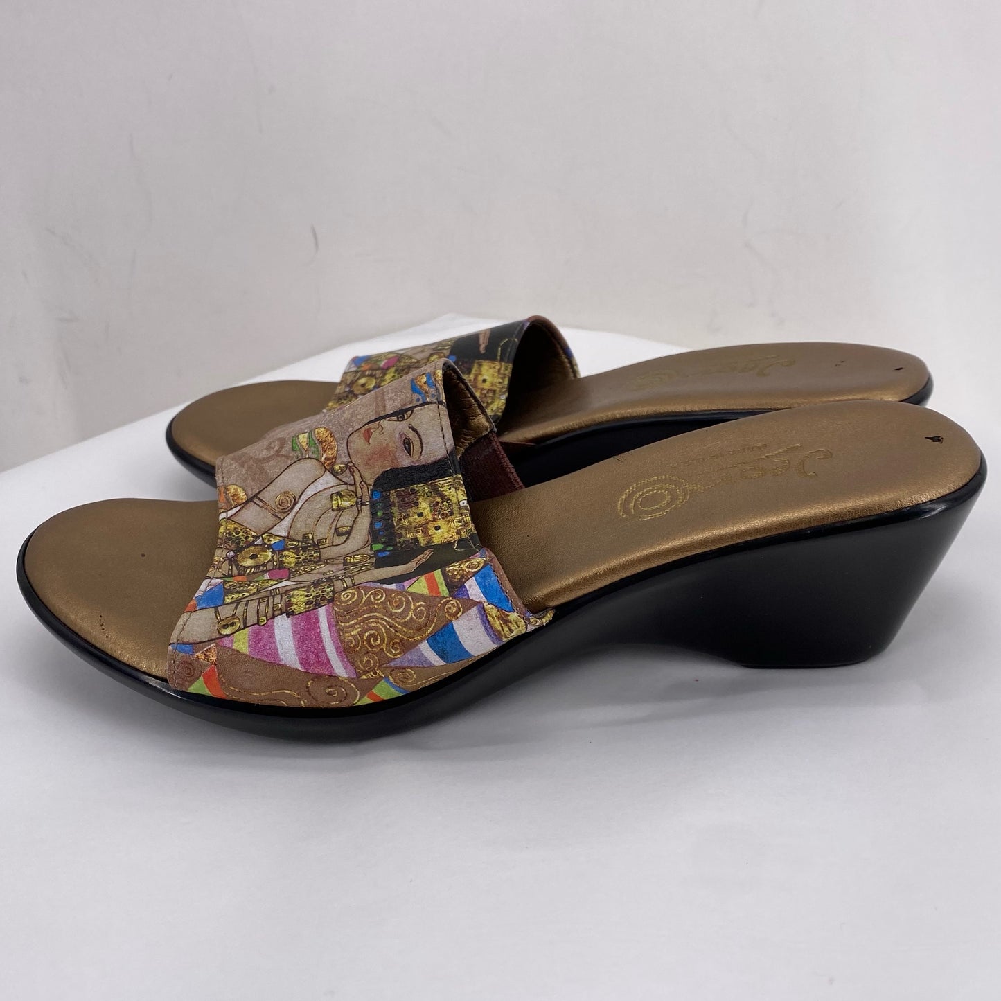 GOLD W Shoe Size 8 ICON Sandals