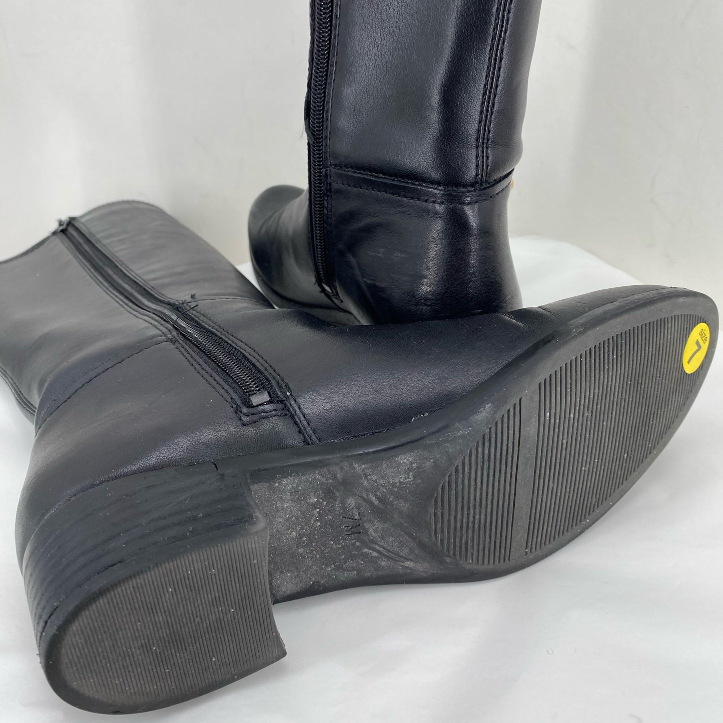Black W Shoe Size 7 GUESS Boots