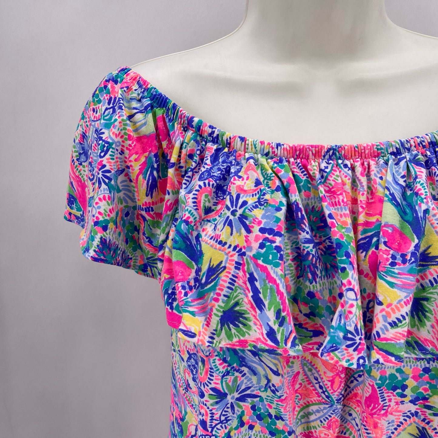 Size M LILLY PULITZER TROPICAL Shirt
