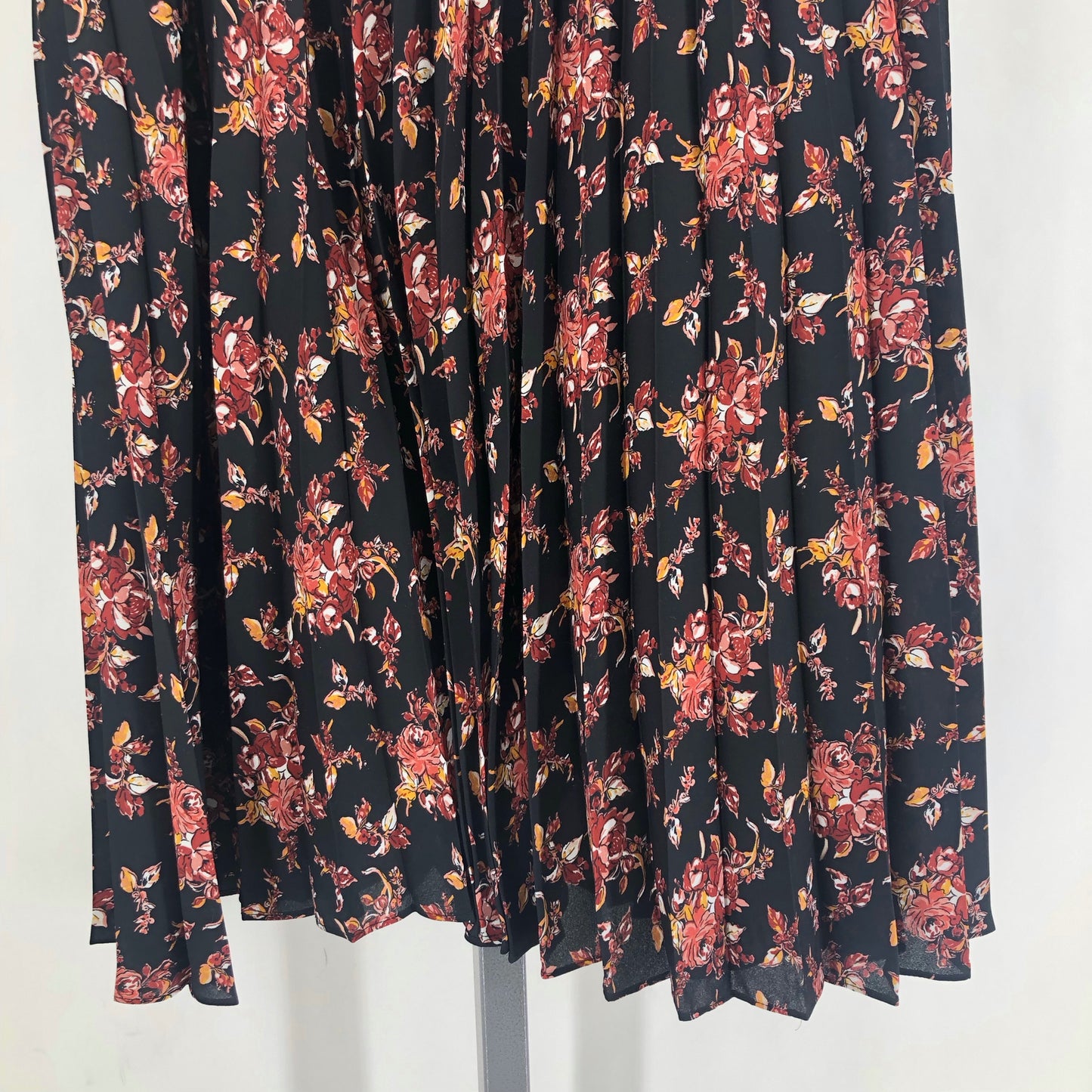 Size L NO TAG FLOWERS Skirt