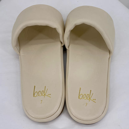 White W Shoe Size 7 Sandals