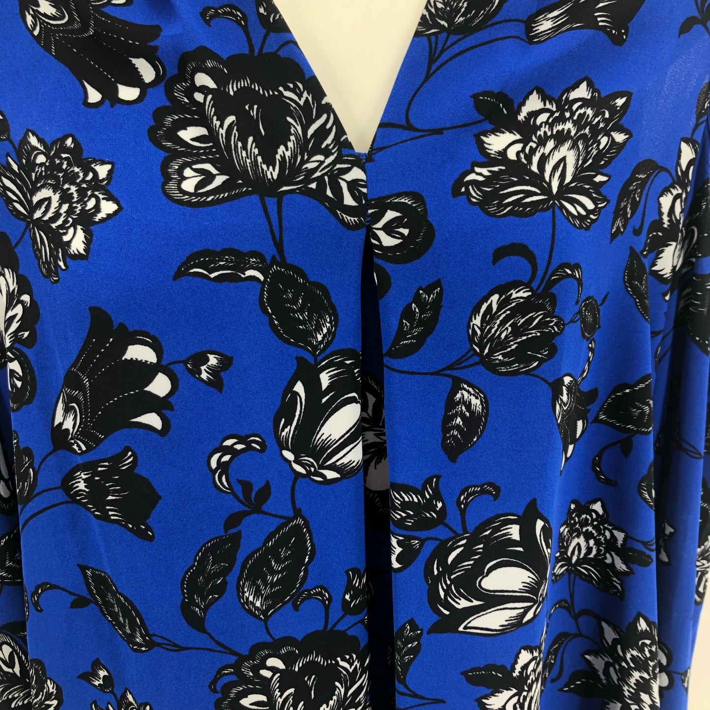 Size S VINCE CAMUTO FLOWERS Shirt