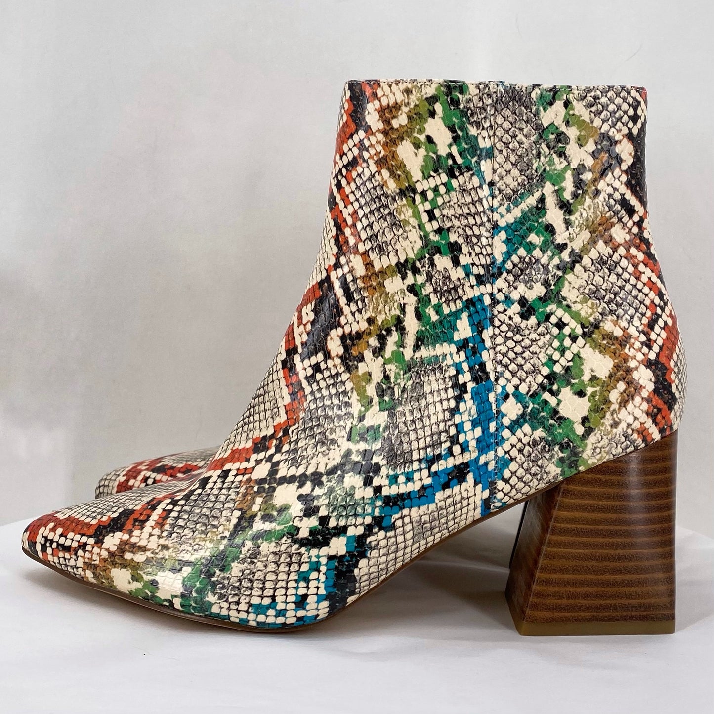 off white W Shoe Size 8 STEVE MADDEN Boots