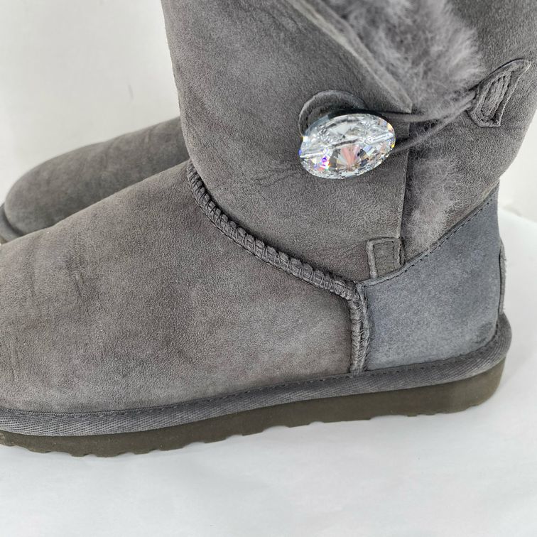 Gray W Shoe Size 6 UGG Boots