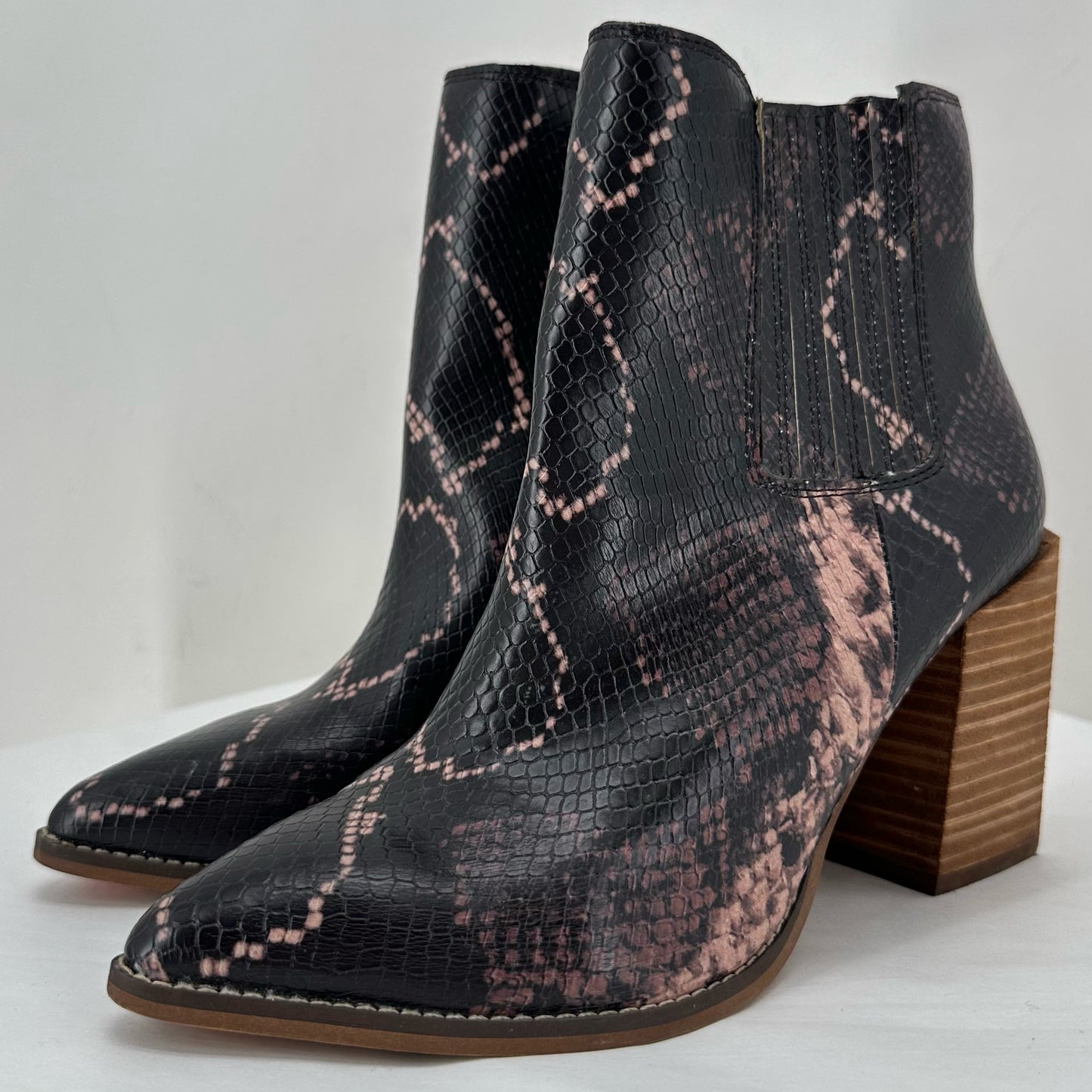 Black W Shoe Size 6.5 STEVE MADDEN shooties/booties