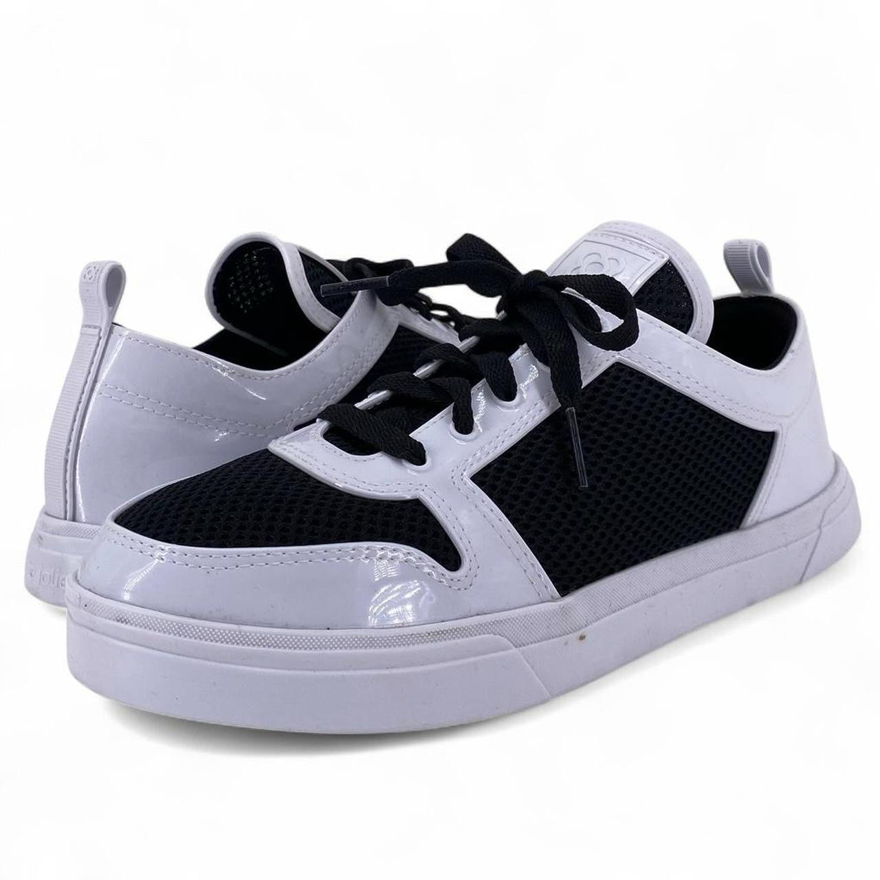 BLACK/WHITE W Shoe Size 8 Sneakers