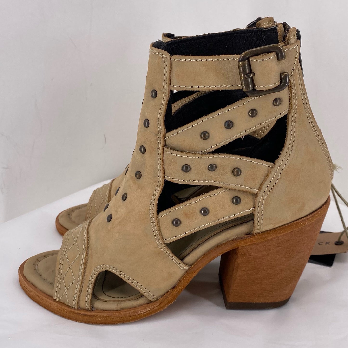 Beige W Shoe Size 7 Sandals