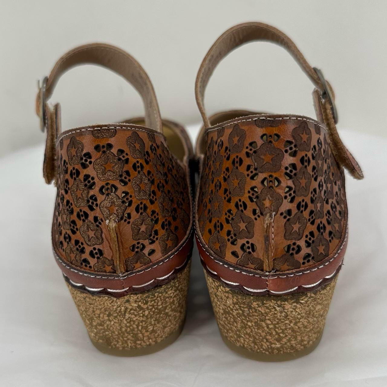 BROWN W Shoe Size 8.5 L'ARTISTE Sandals