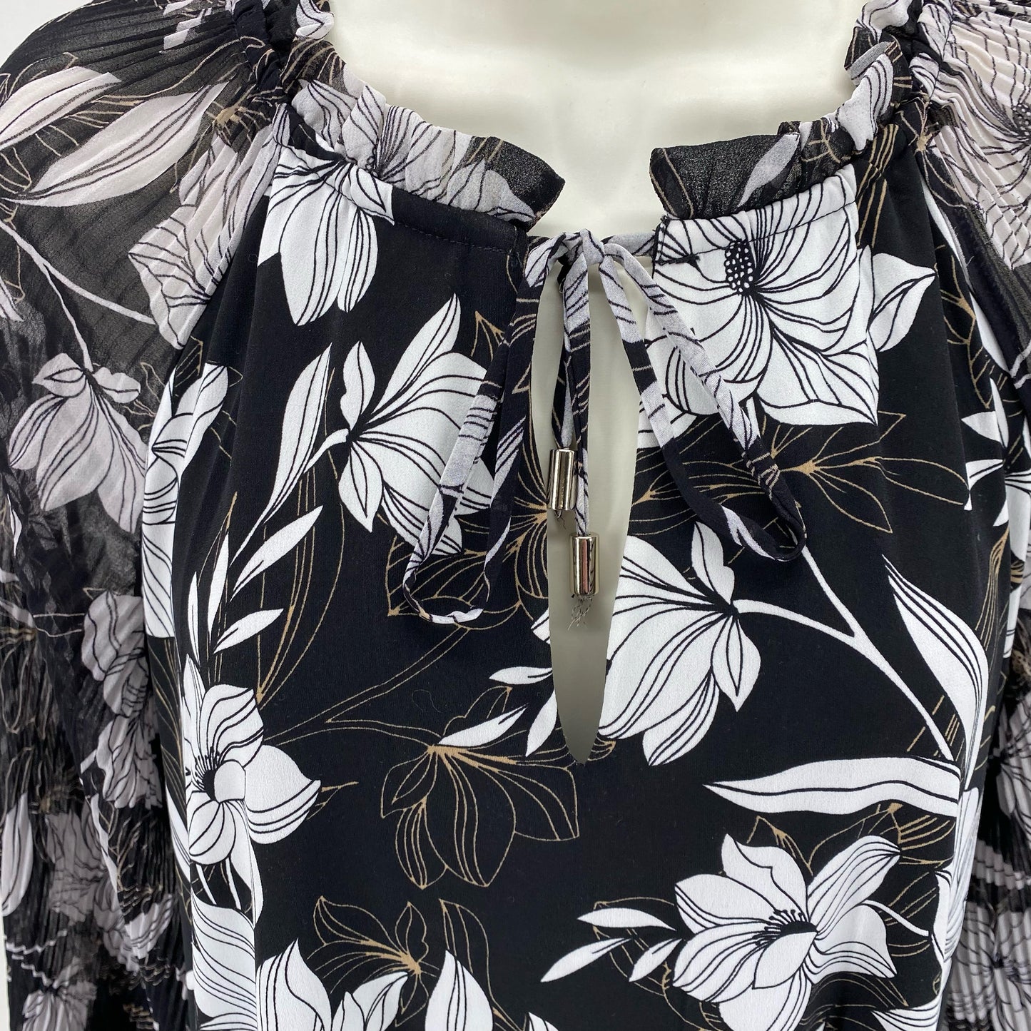 Size M WHITE HOUSE BLACK FLOWERS Shirt