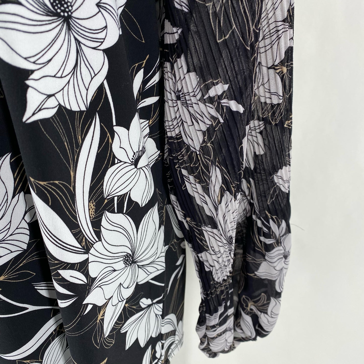 Size M WHITE HOUSE BLACK FLOWERS Shirt