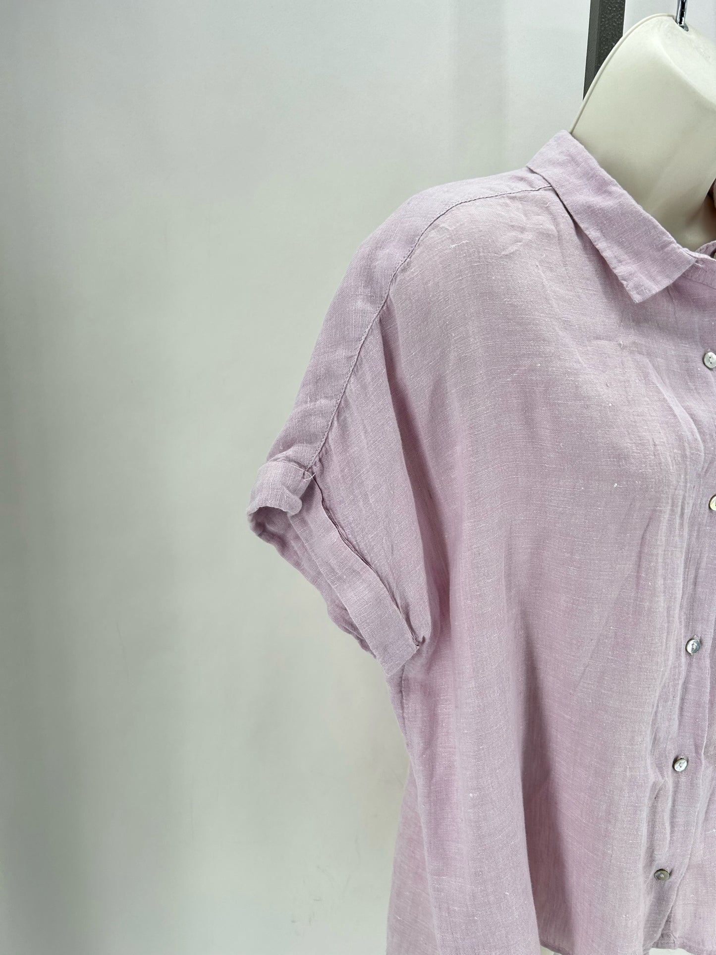 Size L TAHARI Linen Shirt