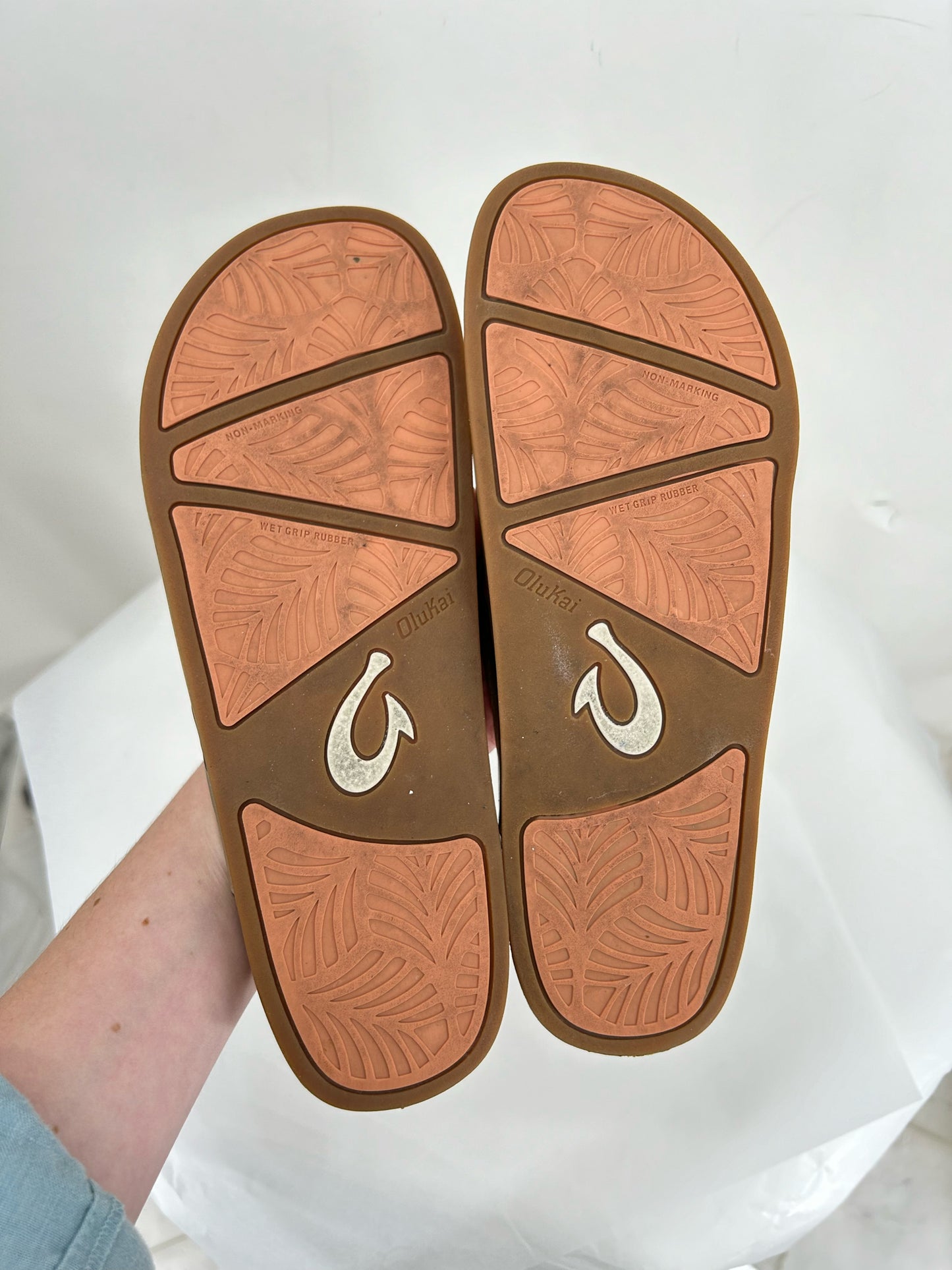 GOLD W Shoe Size 9 OLUKAI Sandals