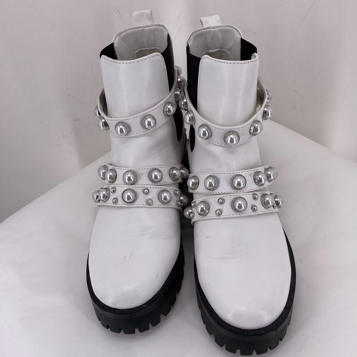White W Shoe Size 8 BP. Boots