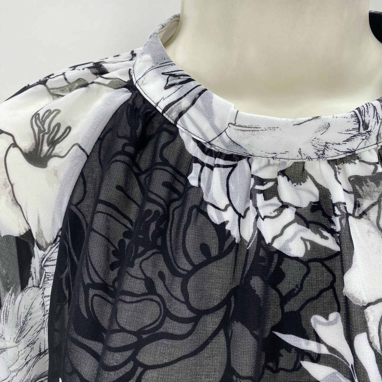 Size L WHITE HOUSE BLACK Floral Shirt