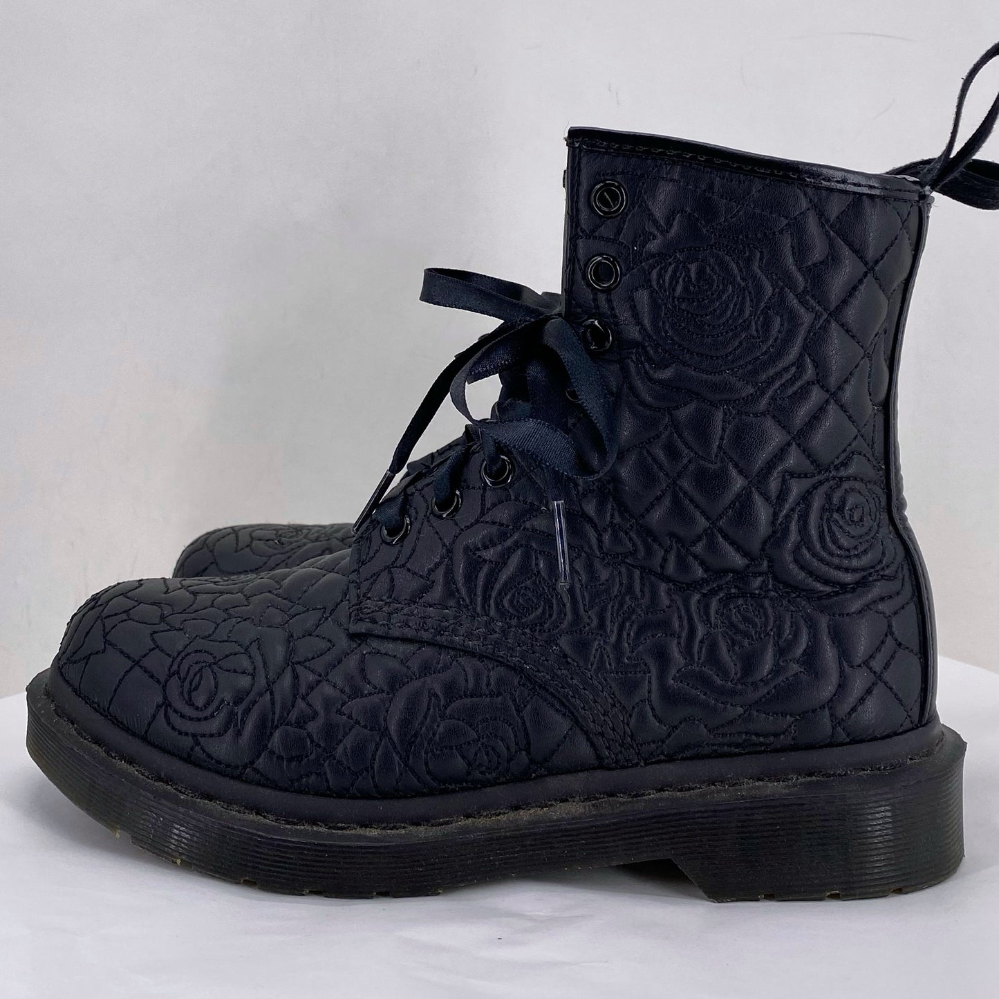 Black W Shoe Size 6 DR. MARTENS Boots