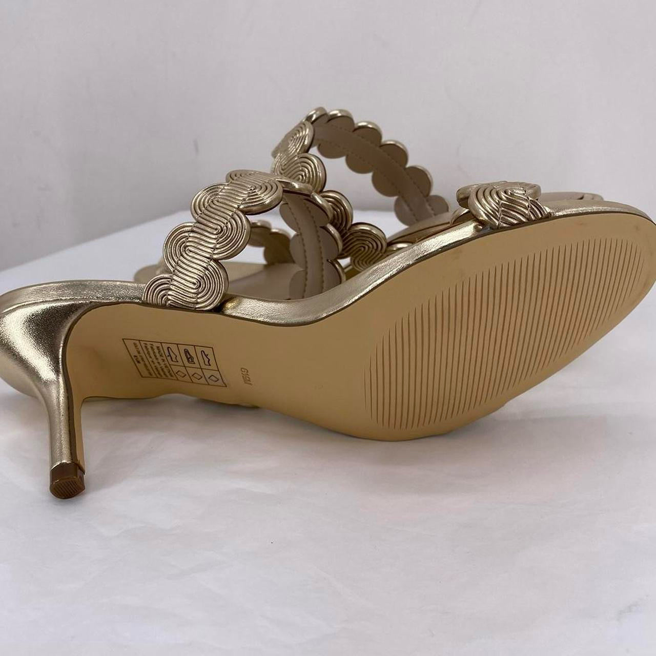 GOLD W Shoe Size 6.5 WHITE HOUSE BLACK Heels