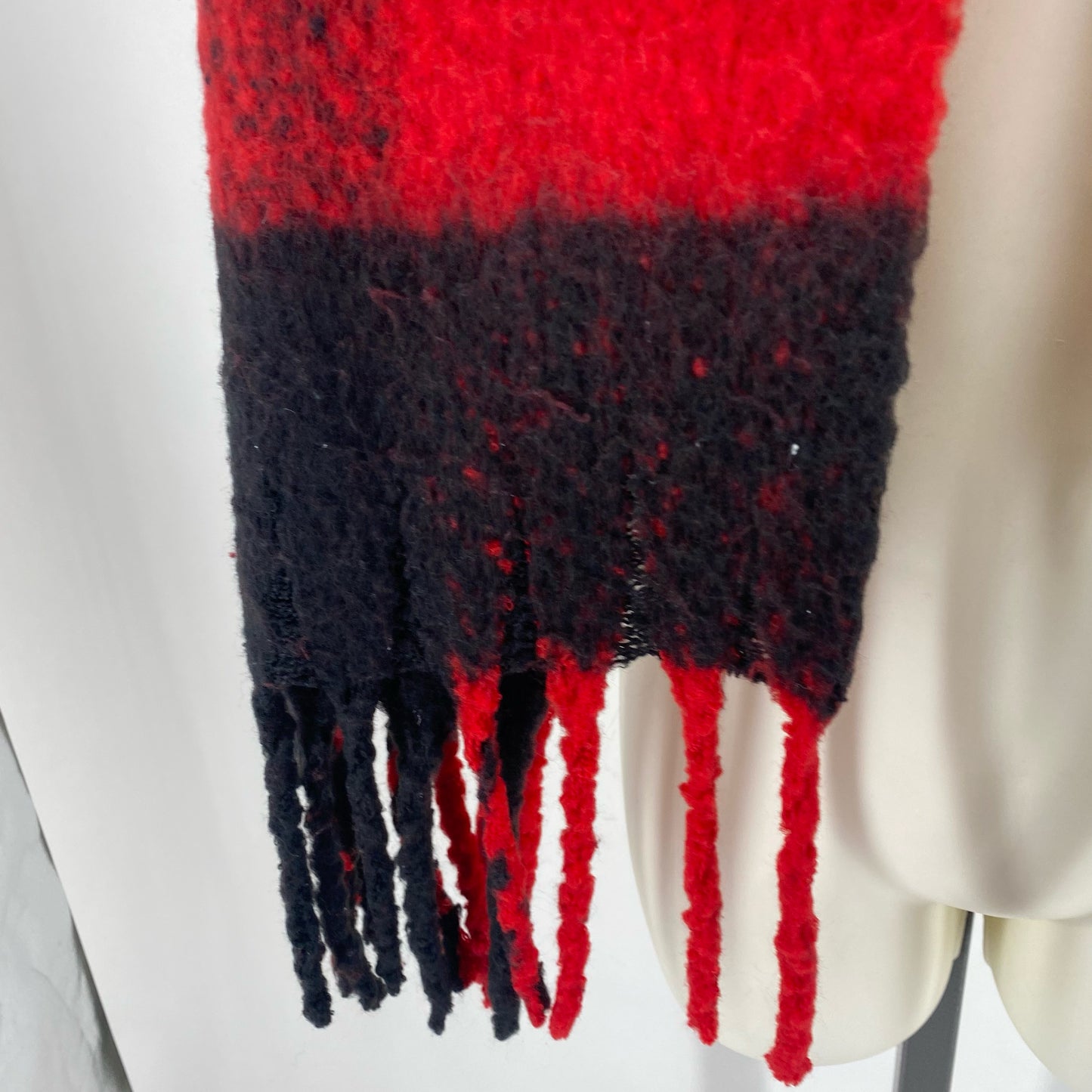 STEVE MADDEN BLACK/RED Scarf