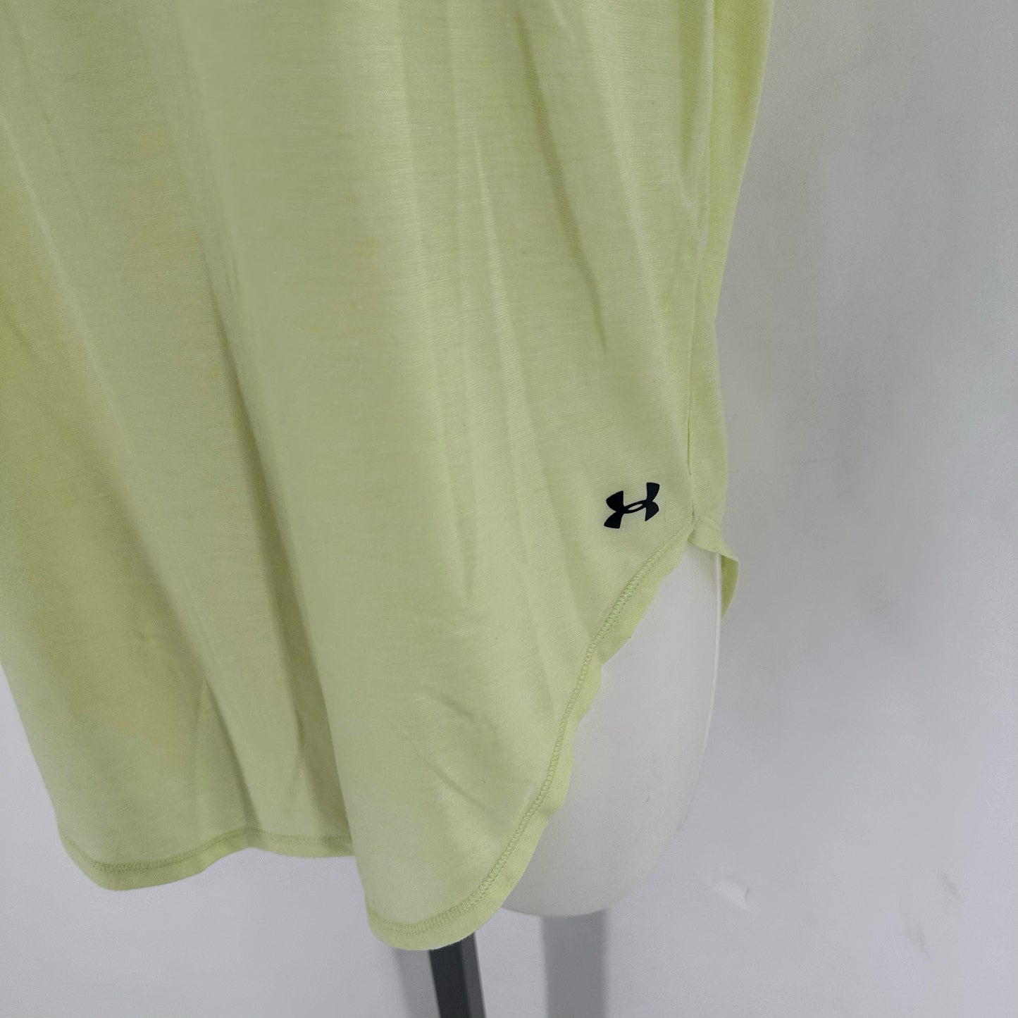 Size M UNDER ARMOUR Athletic Wear