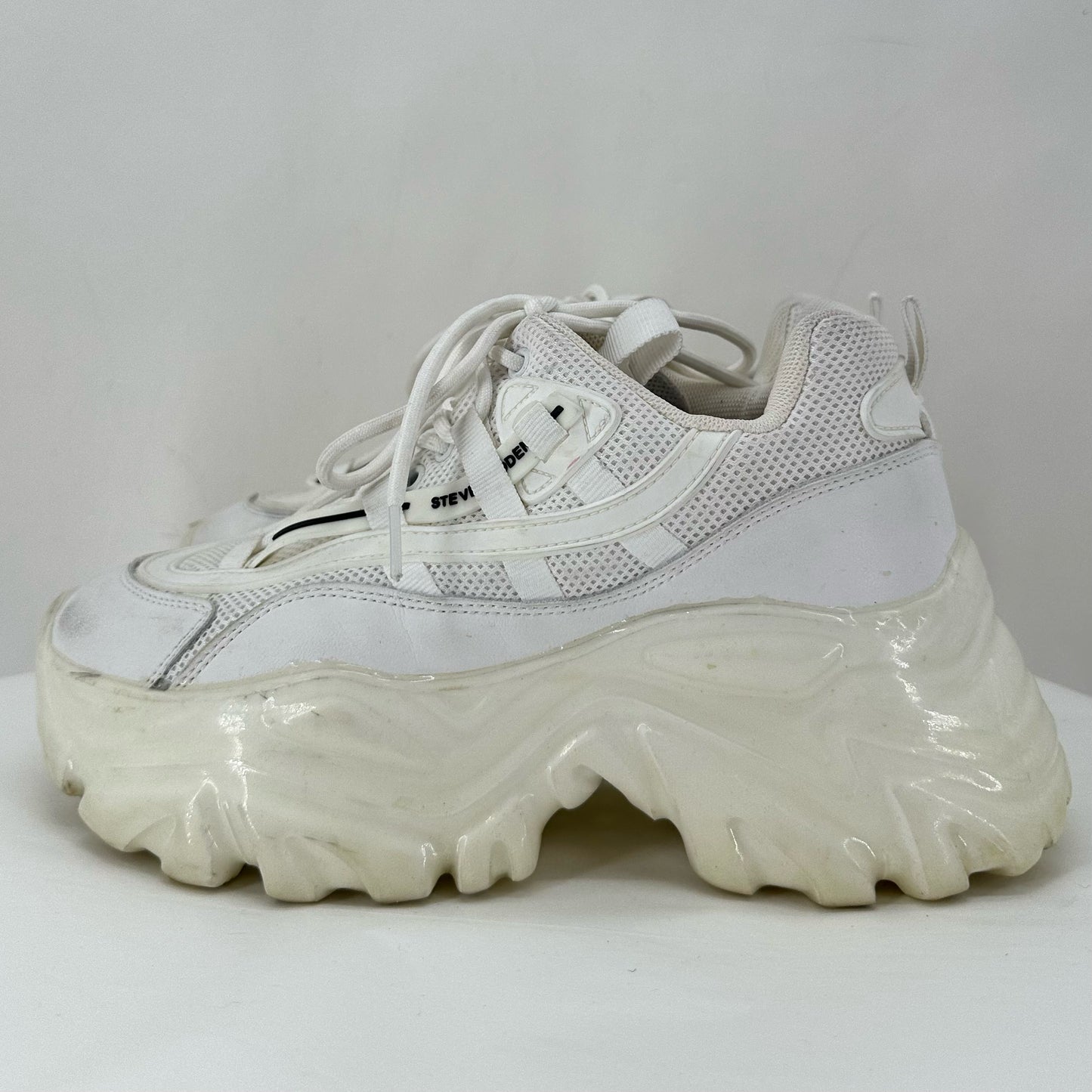 White W Shoe Size 9 STEVE MADDEN Sneakers