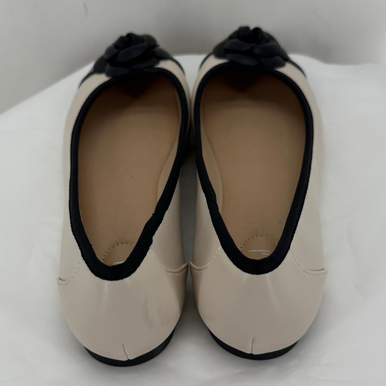 Cream W Shoe Size 10 Flats