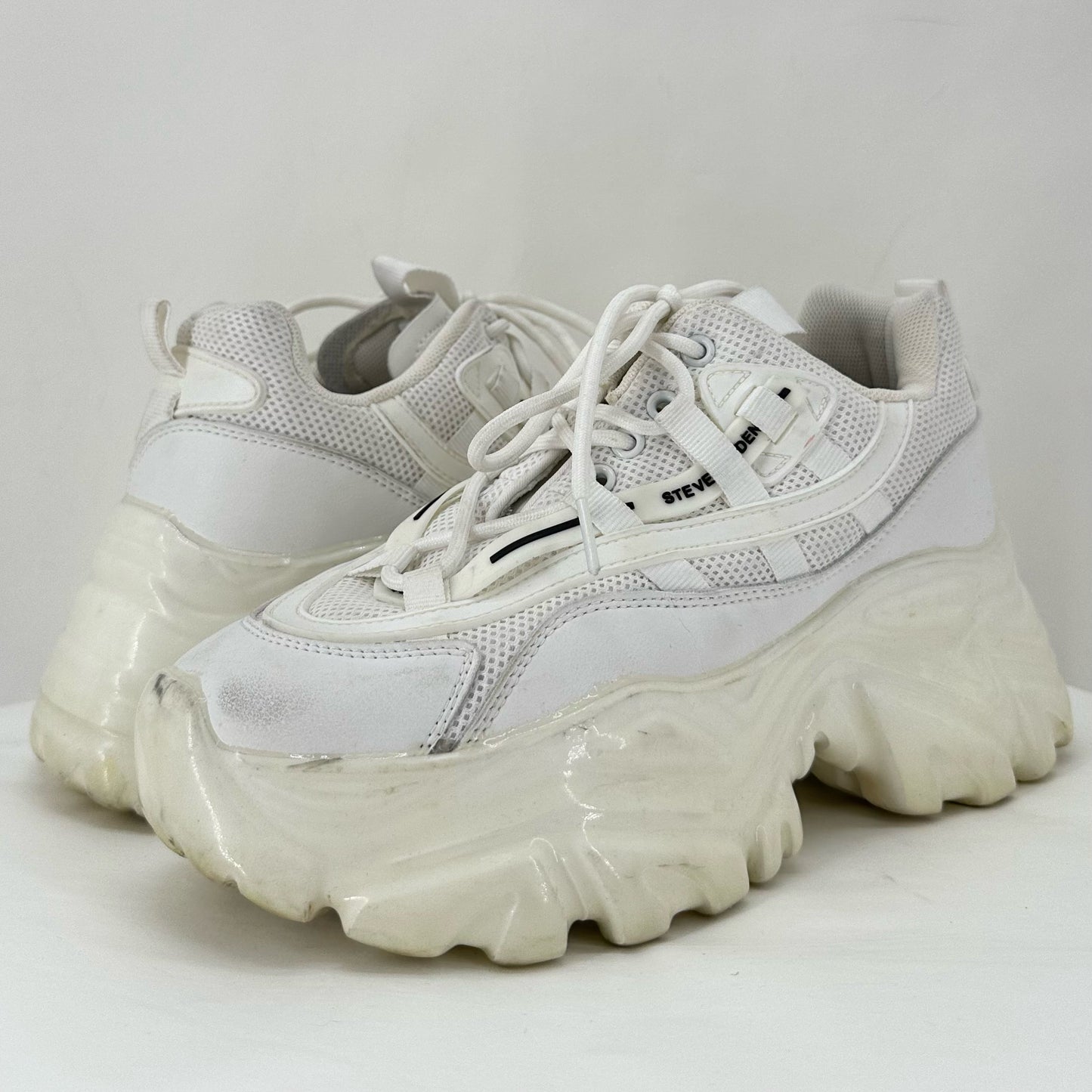 White W Shoe Size 9 STEVE MADDEN Sneakers