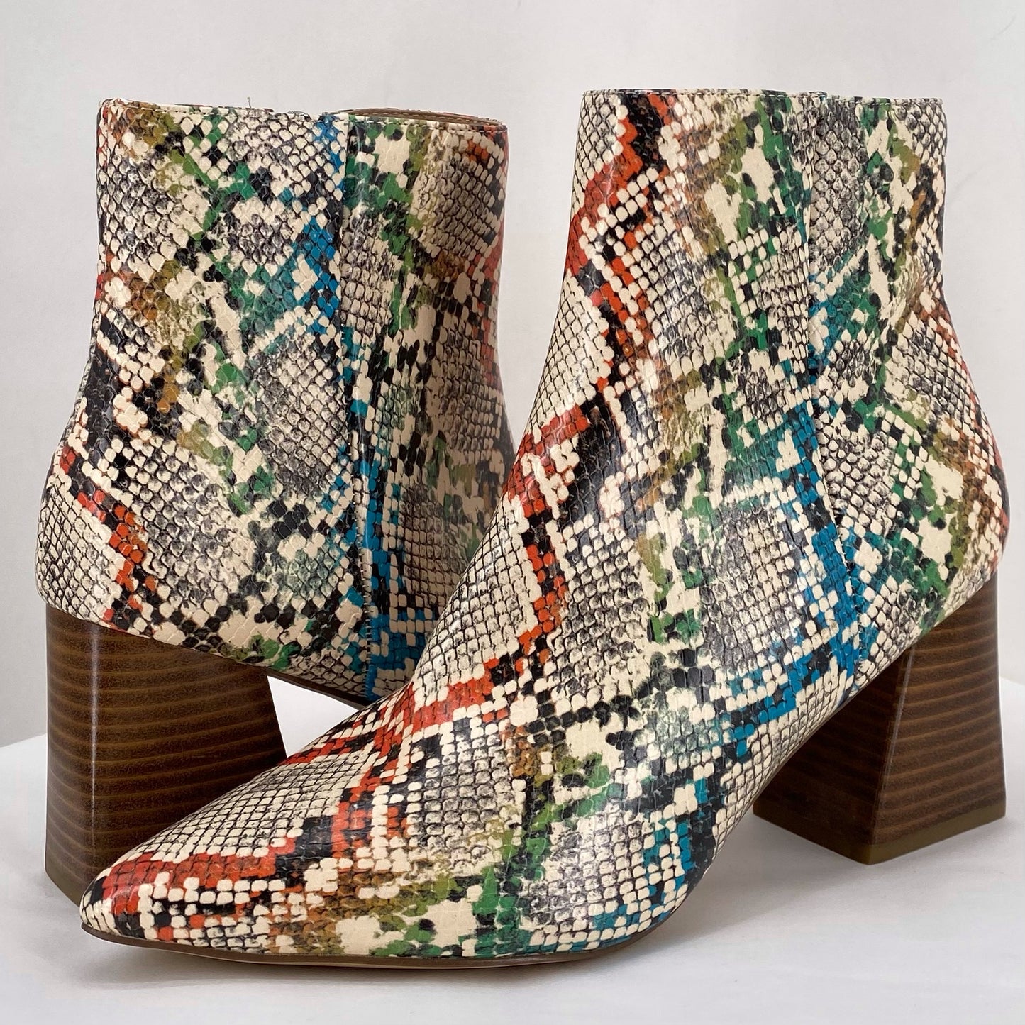 off white W Shoe Size 8 STEVE MADDEN Boots