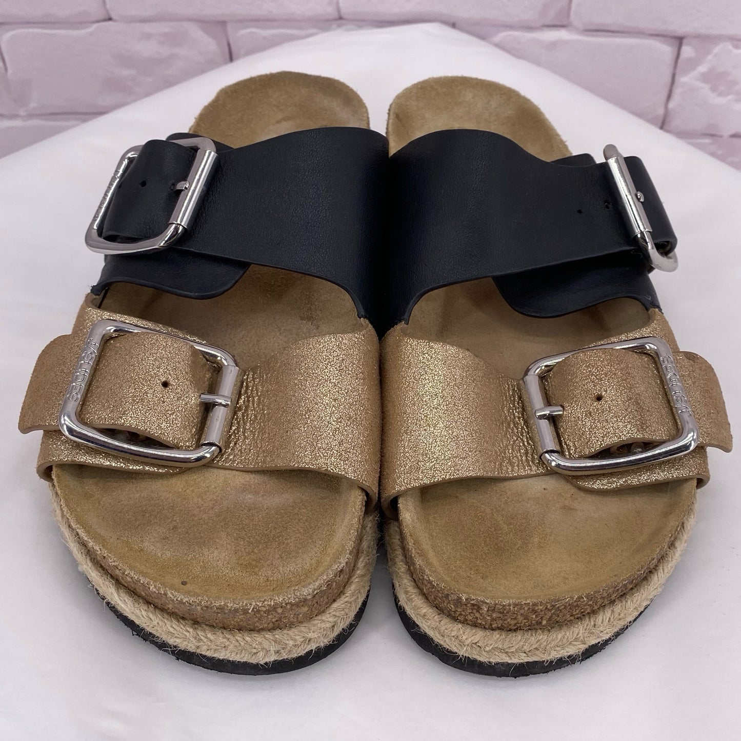 BLACK/GOLD W Shoe Size 7 Sandals